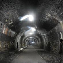 煤の残るトンネル内