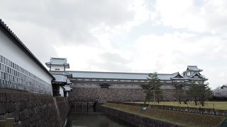 中心にある建物