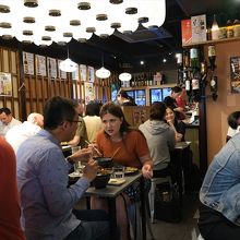 ちょっと遅いお昼で行ってみましたが、まだ混みあってました。