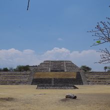 メキシコシティからアクセスするショチカルコ遺跡です。