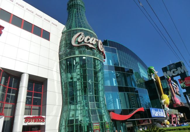 ラスベガス大通りのランドマーク・コーラのビン