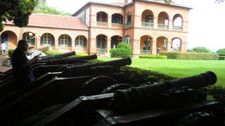 紅毛城の敷地にあります。