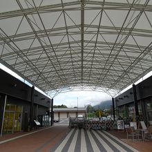 建物の間の広場には大屋根が