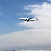 羽田空港　離着陸する飛行機が手に届くような近さ　航空写真撮影に絶好なスポット