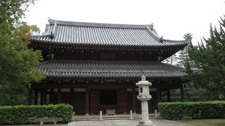 仏殿の正面から中をのぞくと、薄暗い中仏像が安置されているのが分かりました。