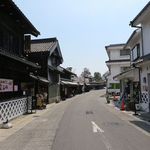 すぐ左手の海鼠壁は食堂