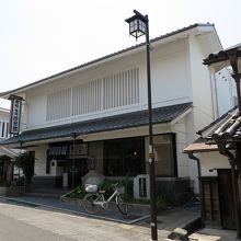 その向かいは「有松絞会館」ですが、町並みはまだまだ続きます