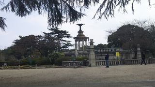 駅近くの公園です。