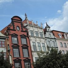 建物の上に彫像のある白い家