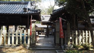 西園寺邸跡のすぐ南