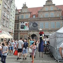 賑わうドゥーギ広場