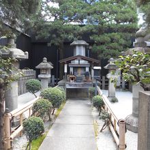 瑞泉寺境内秀次供養塔