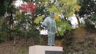 明治政府でも重要な役割を果たした方とのことで、和歌山の誇りを感じさせる立派な銅像