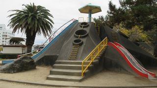 鉄骨でできた滑り台ではなく、小山のようなコンクリート製