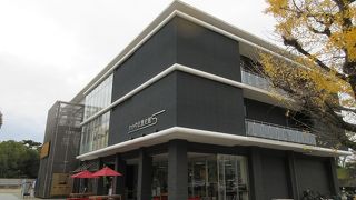 大型バスが出発する前は大勢のお客さんがいますが、それ以外の時間はとても空いていました。