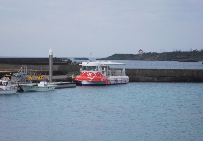 船の中から、沖縄の海を