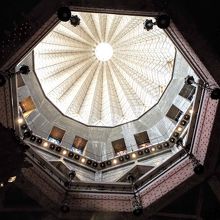 内部は純潔を示す百合の花をモチーフにしている。