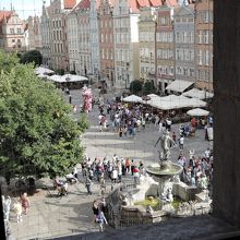 窓から見たドゥーギ広場と周りの建物