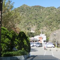 ホテル入口より