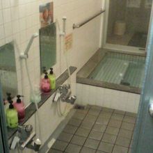 本物の温泉湯を使った共同浴場。小さいですがキレイです
