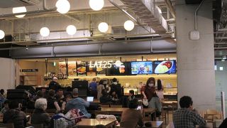 チェックインカウンターのすぐ近くの大きなフードコートです。