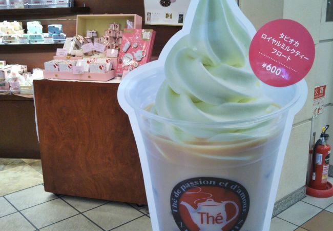 タピオカロイヤルミルクティーフロート