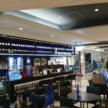 空港内のバー