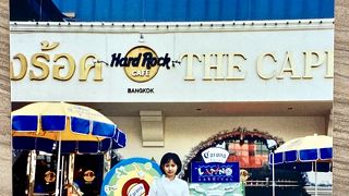 1991年から生き続くハード・ロックカフェ～。当時は斬新なこのお店も 今や懐かしい店になってもうた....ああ懐かしぃ....（サイアムスクエア／バンコク）