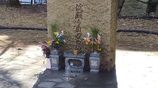 天守閣の北側の山里丸にあります