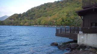 男体山のふもとに広がるのどかな中禅寺湖畔は四季折々の表情を楽しめます。