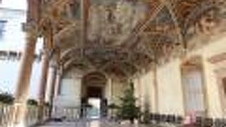 部屋のフレスコ画が美しいお城博物館