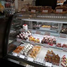 ショーケースに並びます