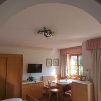 ベッド、ダイニング、冷蔵庫、キッチン、バスルームがあります