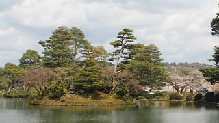 霞が池に浮かぶ島