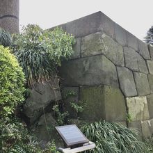 この石垣の裏が心字池