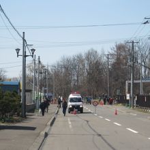 駅付近では警察の方々も、臨戦態勢でいらっしゃいました。