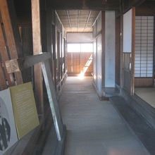 入口から覗いた内部の様子