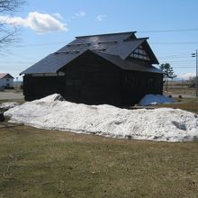 裏側から望む建物の外観