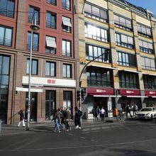 ユニクロと並んでます。