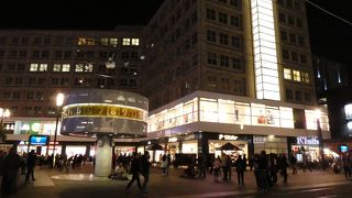 まあ、確かに待ち合わせ場所としてはわかりやすいかも。