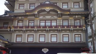 四条大橋のたもと