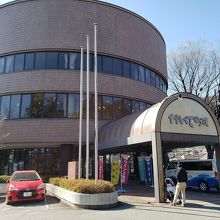 会議場も併設していて結構大きい建物です