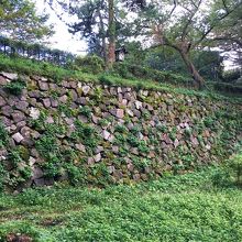 わずかに残る石垣。