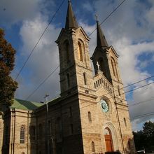 二つの塔が目立つ教会