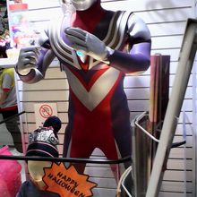 子供向けの帽子やトレ  ーナーなども売ってます