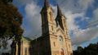 二つの尖塔を持つカールリ教会