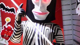 ダダなど怪獣が店先で出迎えてくれることもあり