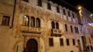 歴史観ある建物が建ち並ぶ雰囲気の良い通り