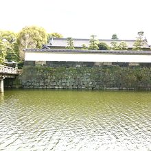 奥が平川門と平川門橋