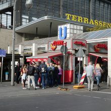 後ろがSバーンの動物園駅。